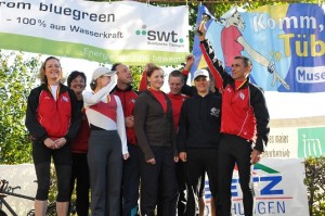 Regatta Tübingen Die erfolgreiche Siegermannschaft mit dem Neckarpokal für die erfolgreichste Mannschaft